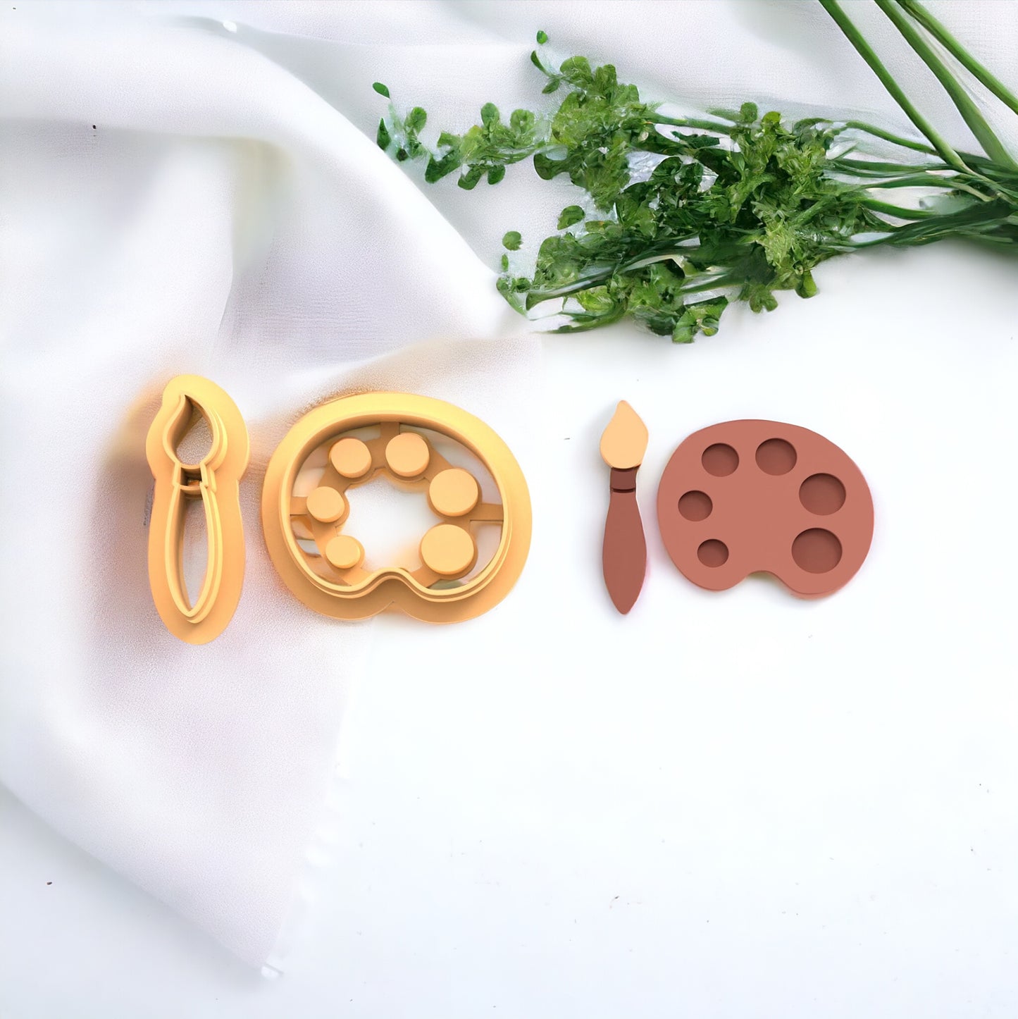 Débroussailleuse et palette pour réaliser des boucles d'oreilles en pâte polymère