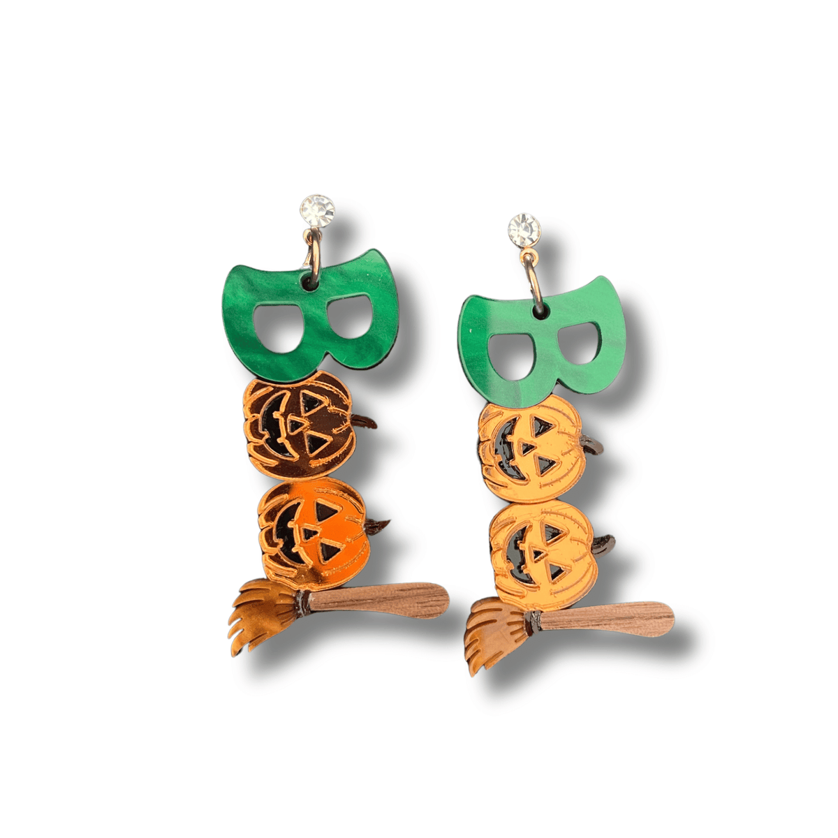 Pendientes de metacrilato con la palabra BOO formada por una B verde, dos calabazas y una escoba de bruja con enganche de brillante.