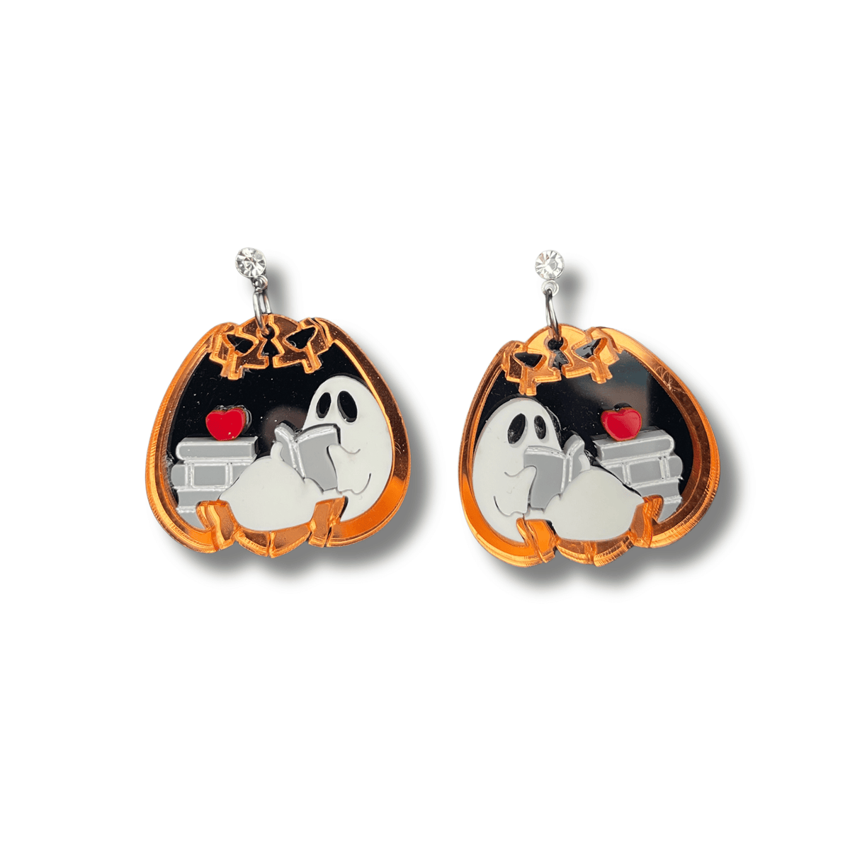 Pendientes de metacrilato en forma de calabaza naranja con fantasma leyendo un libro y enganche de brillante.