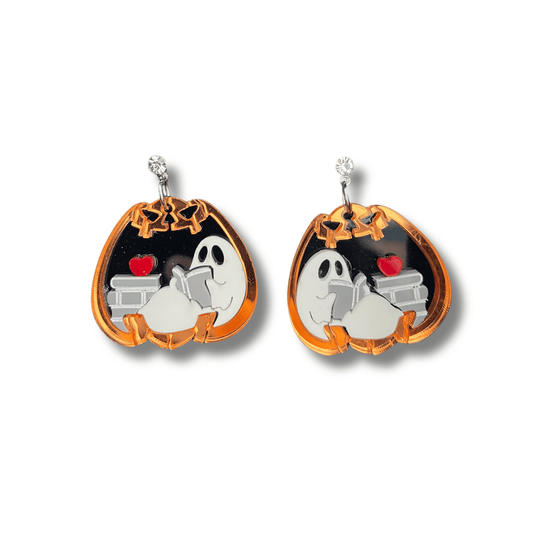 Pendientes de metacrilato en forma de calabaza naranja con fantasma leyendo un libro y enganche de brillante.