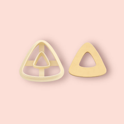 Emporte-pièce triangle avec trou pour réaliser des boucles d'oreilles en pâte polymère